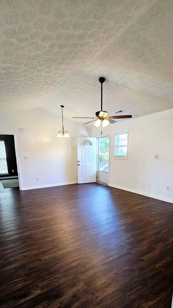 Building Photo - No HOA! Peaceful Cul-de-Sac Living with Ou...