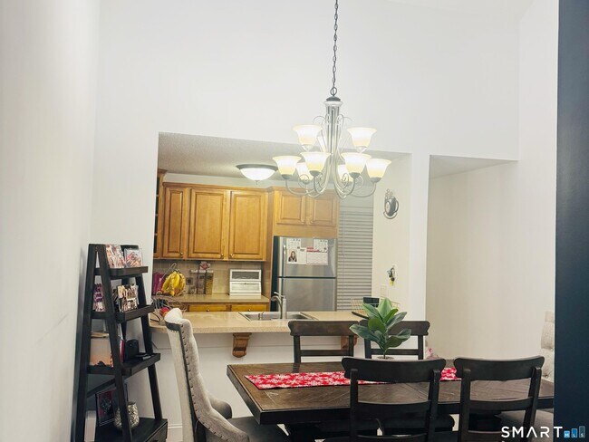 Building Photo - 10 Glenview Dr