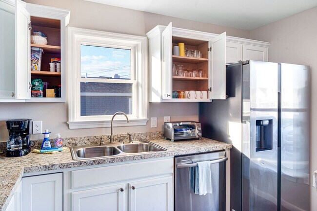 Building Photo - 12 Epping Ave