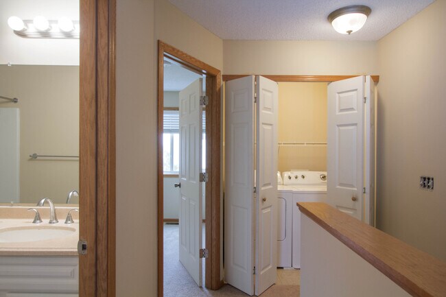 Building Photo - 2 Bed / 2 Bath Updated Town Home Hugo, MN ...