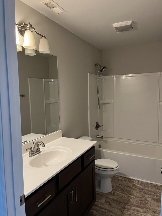 Building Photo - Cozy and Convenient Condo Living at Cambridge Condos in Gallatin, TN - 1192 sq ft Unit Available!