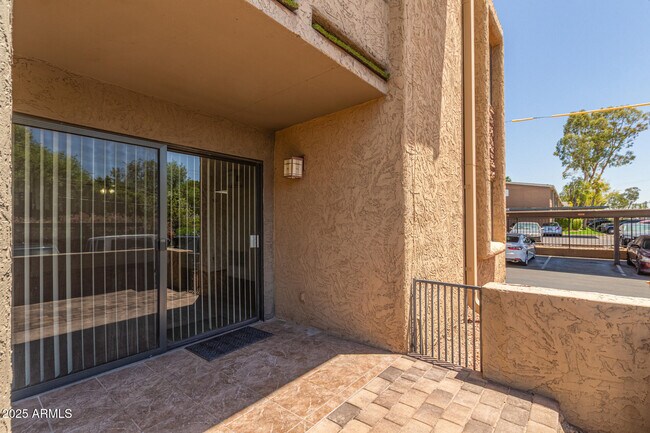 Building Photo - 3825 E Camelback Rd