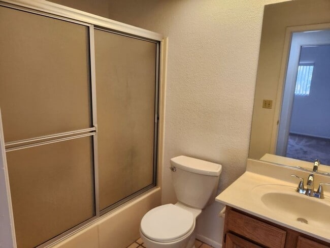 Building Photo - LARGE SECOND FLOOR CONDO