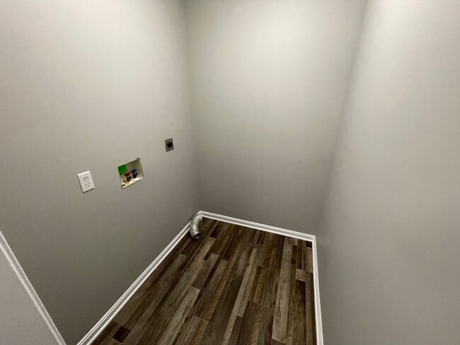 Building Photo - 4 Bedroom Home w/ 2 Car Garage