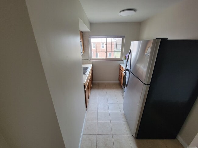 Building Photo - 211 E Orchard Ave