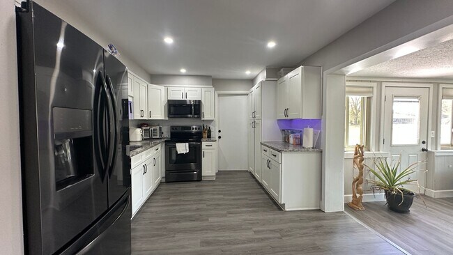 Building Photo - 1000 Huntington Ct