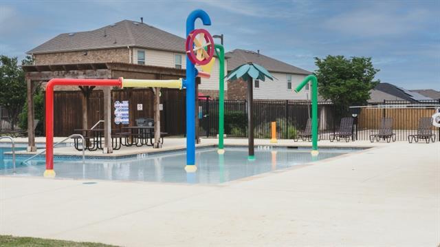 Building Photo - 2105 Meadow View Dr
