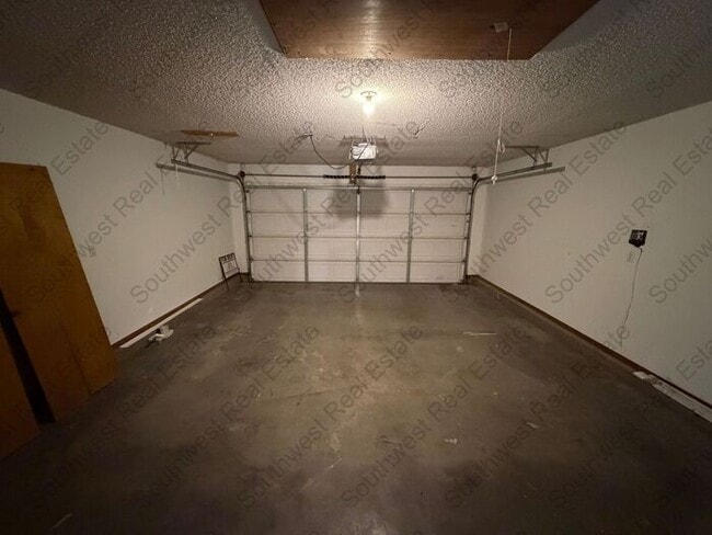 Building Photo - Cute 3 Bed 2 Bath 2 Car Garage home