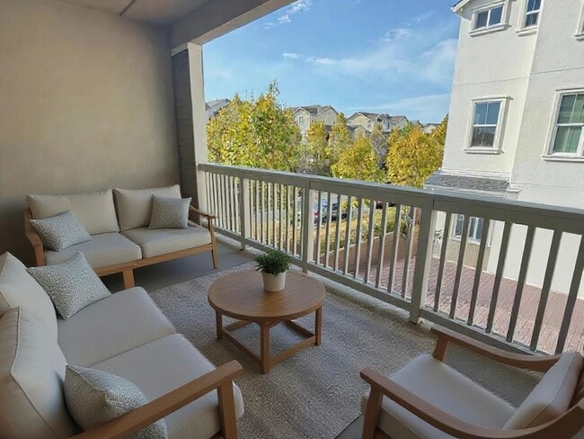 Building Photo - Luxury 4BR Home w/ Dual Side Yards, Putting Green & Master Suite