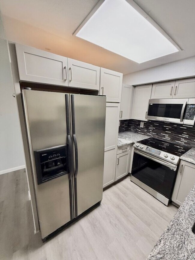 Building Photo - Beautifully remodeled 2 bedroom condo at w...