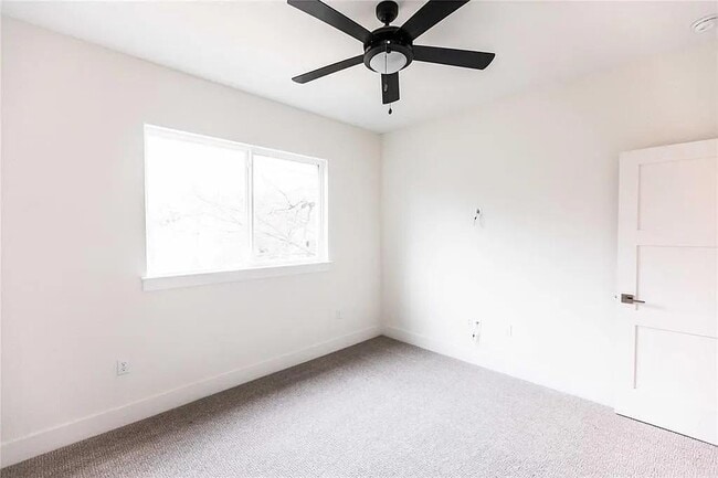 Building Photo - 409 W 35th St