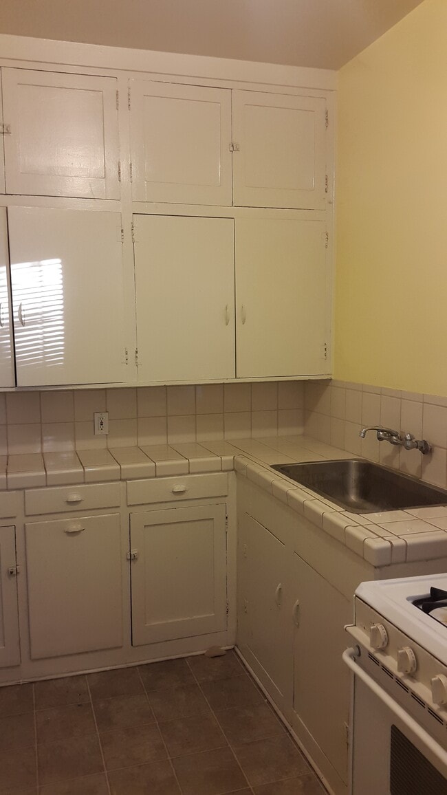 Building Photo - 325 E Saint James St