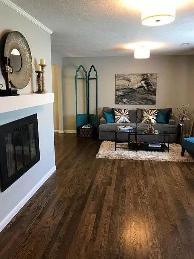 Building Photo - Charming 4-Bedroom Westlake Retreat with Prime Location and Serene Backyard Oasis