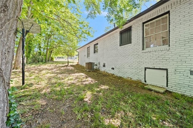 Building Photo - 100 Pine Cir