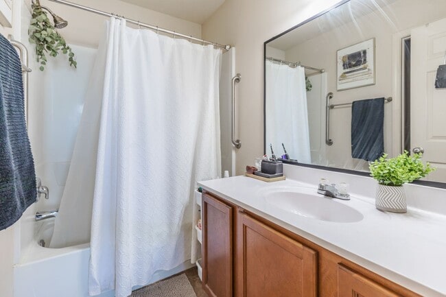 Building Photo - 3 Bedroom, 2 Bath in a Private Cul De Sac