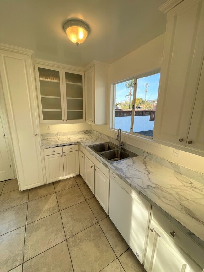 Building Photo - Central Ventura Home with Large Yard!