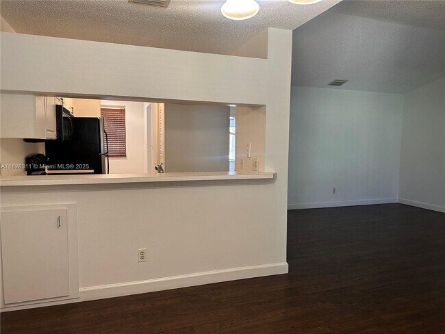 Building Photo - 906 Coral Club Dr