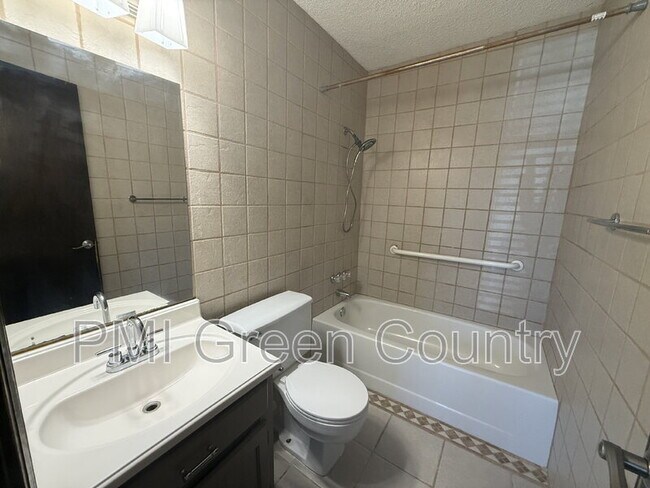 Building Photo - 316 W Austin St