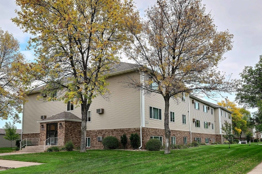 Flagstone Apartment Community 2651 36th Ave S Fargo ND 58104