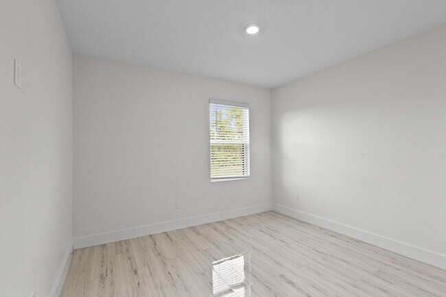 Building Photo - 6455 NW Castlebrook Ave