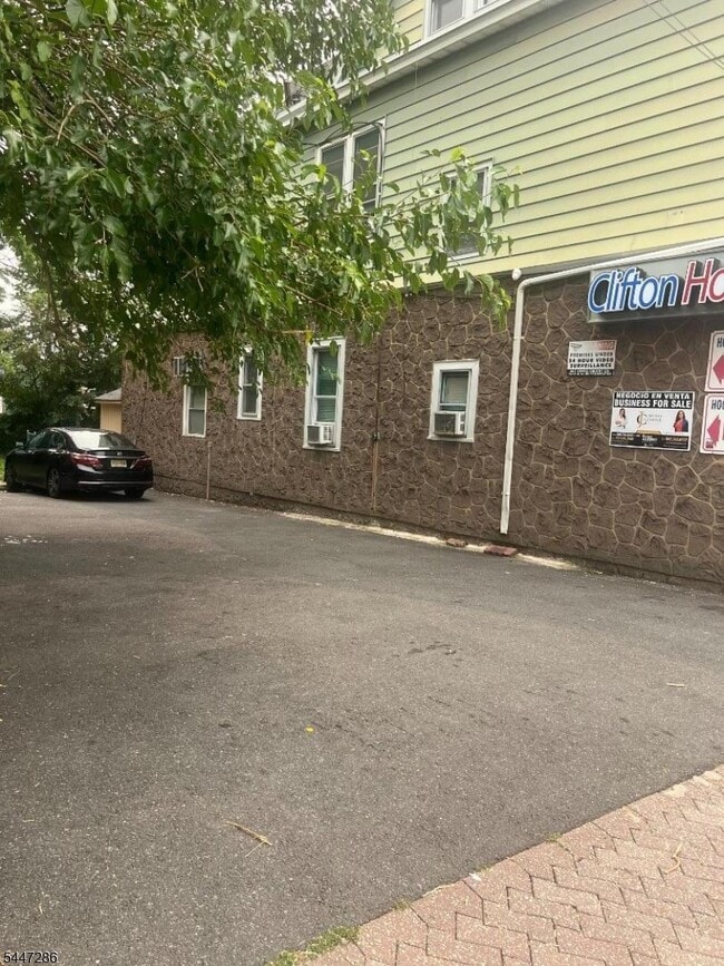 Building Photo - 673 Clifton Ave