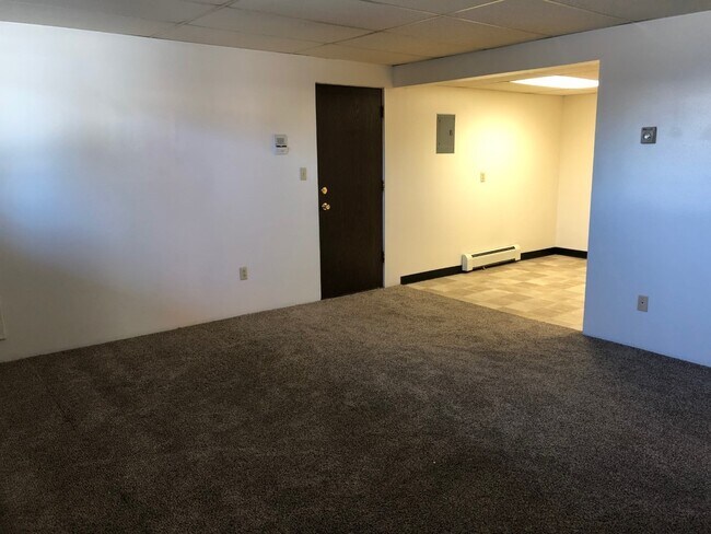 Building Photo - Pet Friendly! Great 2 bedroom one bath gar...