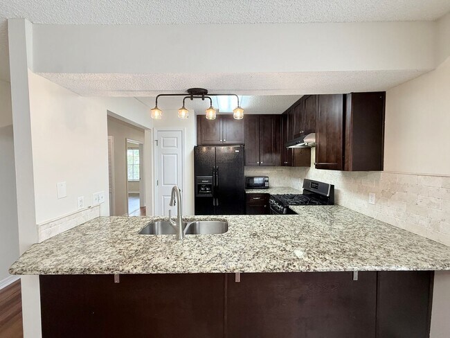 Building Photo - 3-Bedroom Duplex