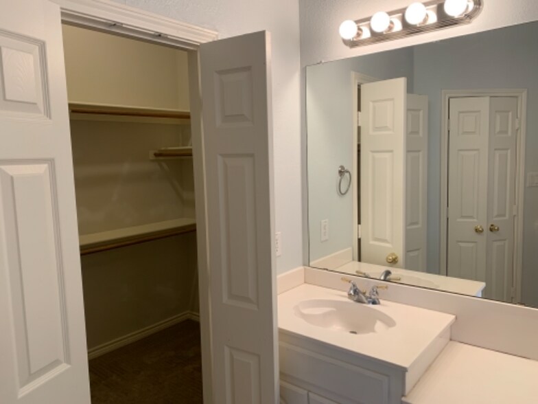 Building Photo - 903 Redbud Dr