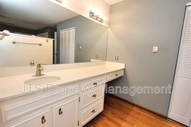 Building Photo - 2128 W La Loma Dr