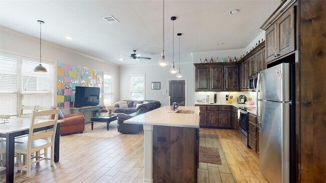 Building Photo - 105 Luther St