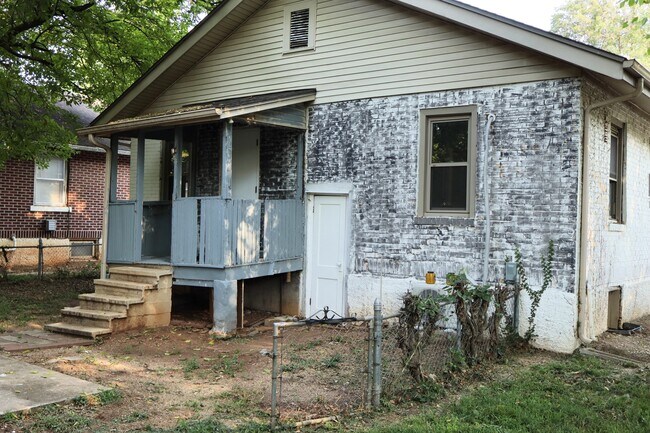 Building Photo - 1004 E Delmar St