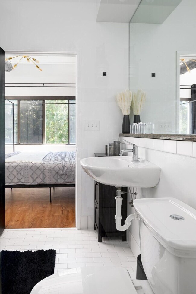 Building Photo - 700 N Graham St