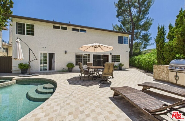 Building Photo - 26065 Redbluff Dr