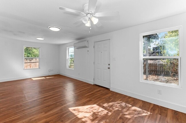 Building Photo - 204 Lessin Ln