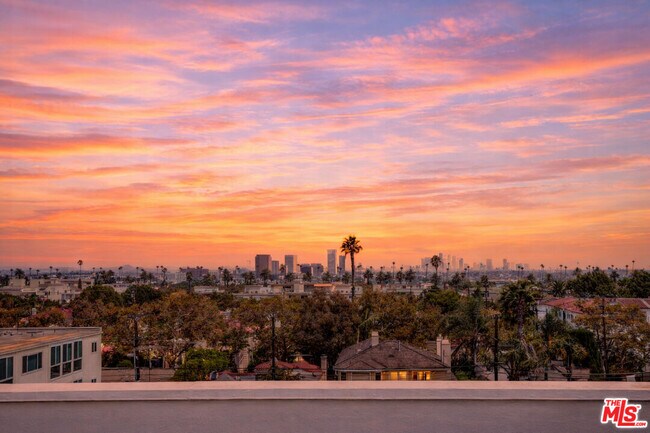 Building Photo - 353 S Reeves Dr