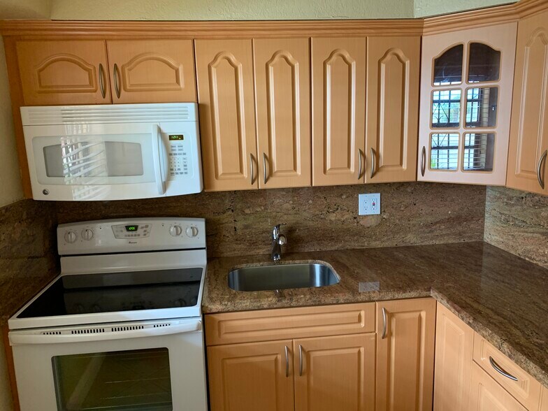 Building Photo - 1335 W 68th St