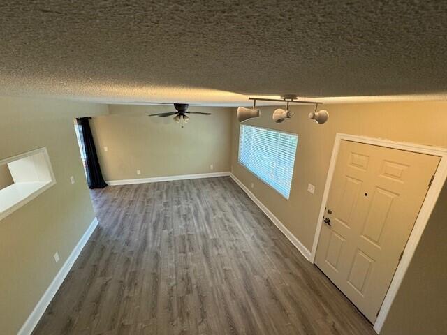 Building Photo - 516 S Plumosa St