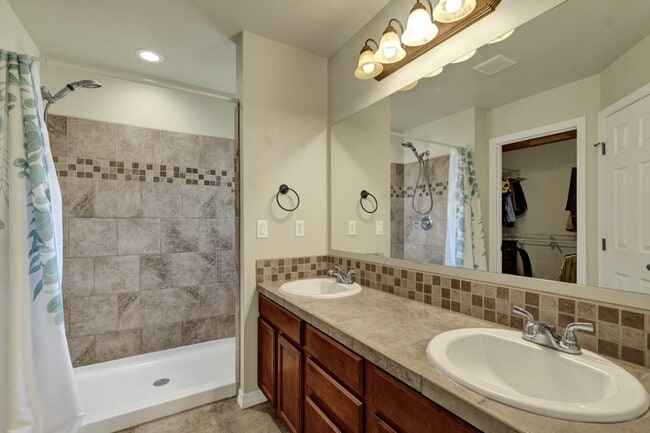 Building Photo - Updated end-unit townhouse for rent!