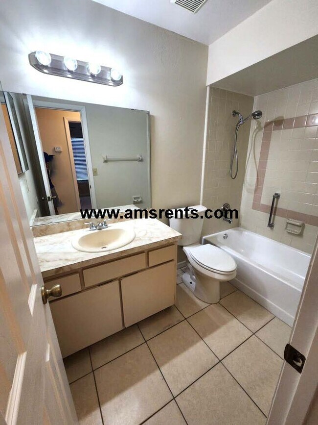 Building Photo - Charming 3-bedroom, 2-bathroom home in Poinciana