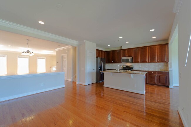 Building Photo - Gorgeous 3 Level Townhome