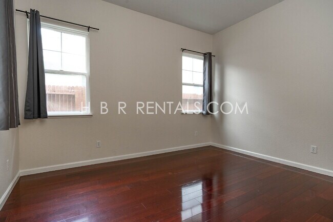 Building Photo - 1582 Peony Dr