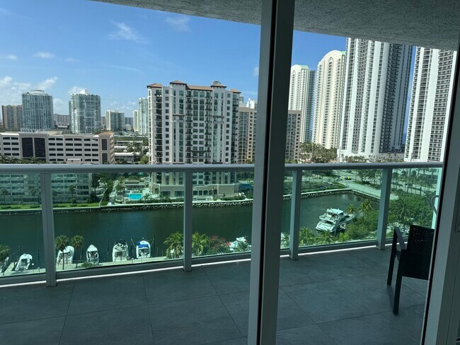 Building Photo - 100 Bayview Dr