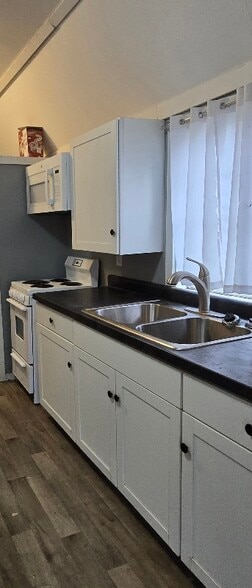 Building Photo - 8880 E State Rd 54