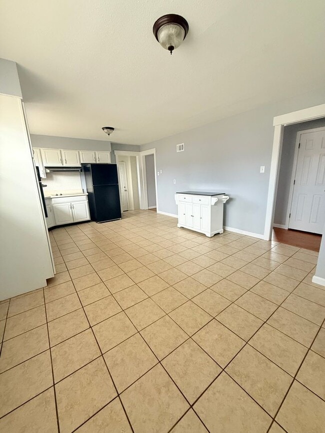 Building Photo - Charming 2 Bedroom Home with Bonus Space & Fenced Yard!