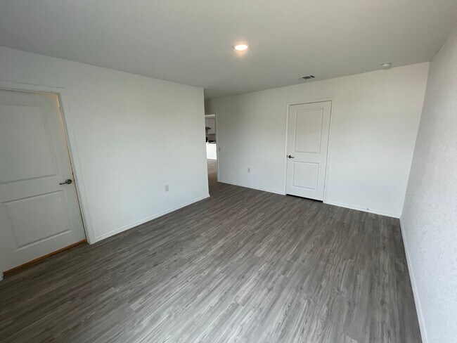 Building Photo - For Rent: Modern 3 Bed | 2 Bath | 2-Car Garage Home in Mission del Lago Community
