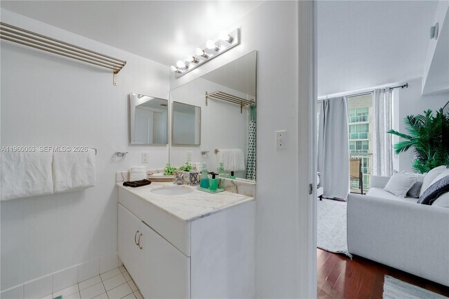 Building Photo - 1200 Brickell Bay Dr