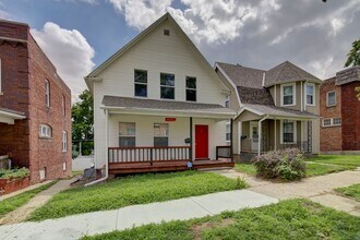 Building Photo - Does not qualify for government assistance...