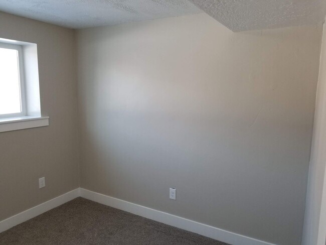Building Photo - Spacious 5-Bedroom Magna Home with Deck and Ample Parking