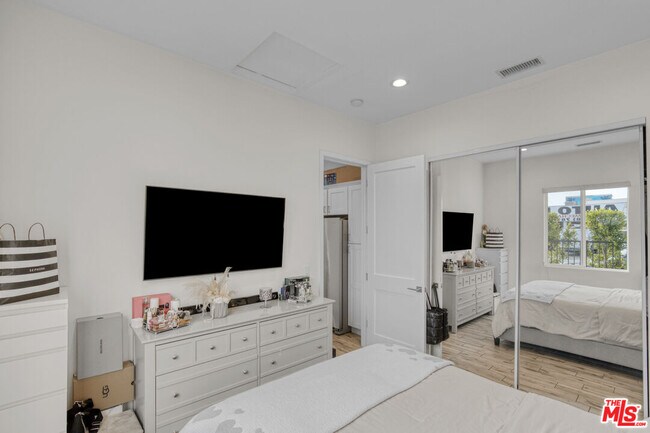 Building Photo - 7310 Woodley Ave