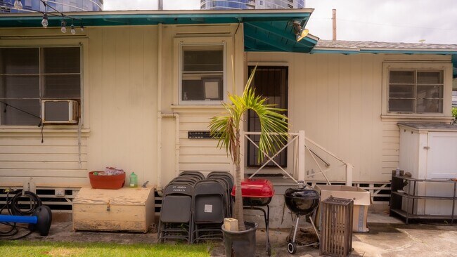 Building Photo - 1118 Kamaile St